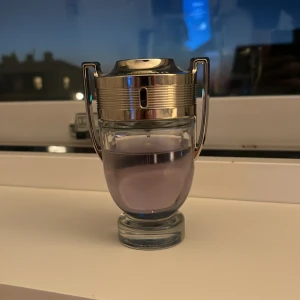 Paco Rabbane Invictius - Den fräscha och ungdomliga parfymen invictius av det fina märket paco rabbane, 100ml köpt för 1100, hur mycket som är kvar nu syns på bilden, mitt pris runt 599, prutbart.