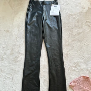 Skinnbyxor - Helt nya skinnbyxor/tights, storlek xs ”stretchiga” , med slit nedtill🌸