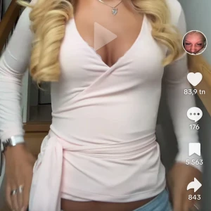 Rosa topp med knytning - Fint skick, från Gina (lånade bilder)