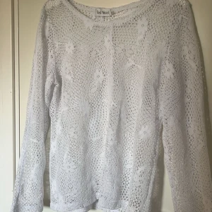 STRAND TRÖJA - vit stickad tröja från märket Ted Nicol, passar jättebra till stranden med bikini under eller till vardags med tex ett linne. storlek 44 men sitter perfekt på mig som är en S. 💗 bra skick!