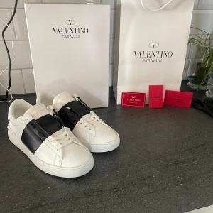 Valentino open  - Lägger nu upp dessa feta valentino open på intressekoll. Köpta på cettire för 6000kr. Skriv vid frågor