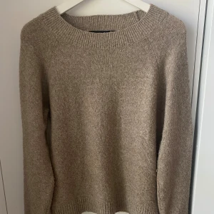 VERO MODA - mysig ljus brun/begie stickad tjock tröja i storleken XS från veromoda