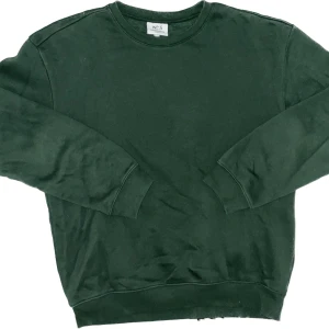 Grön Tröja - H&M - Vanlig grön tröja, bra skick och klassisk passform.