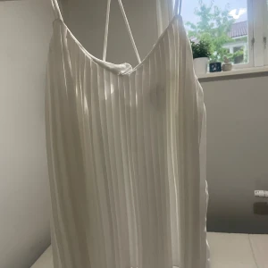 Vit ribbad blus - Sjukt fin ribbad blus, köpt på vinted men inga slitningar.💓Passar allt från S-L då den inte sitter speciellt tight, skriv om ni har frågor eller vill diskutera pris 