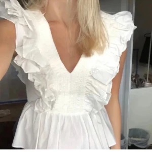 Vit topp - Säljer denna vita toppen från hm🤗