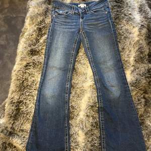 JÄTTE SNYGGA Lowaist jeans från Gina tricot. Inga tecken på användning. Storlek 140. Säljer för att de här för att de är försmå. Pris kan diskuteras.