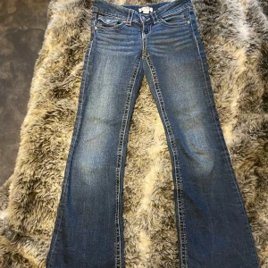 Gina tricot jeans - JÄTTE SNYGGA Lowaist jeans från Gina tricot. Inga tecken på användning. Storlek 140. Säljer för att de här för att de är försmå. Pris kan diskuteras.
