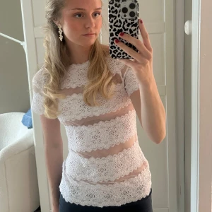 Spets top - Trendig spetstopp som typ är off shoulder. Skulle säga storlek xs till medium. Köp via köp direkt🩷🩷