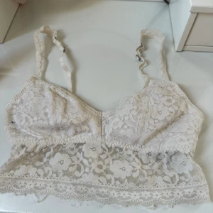 Vit Spets Bh  - Vit Spets Bh från Gilly Hicks Storlek S  Nypris ca 150kr, säljer för 30kr exklusiva frakt