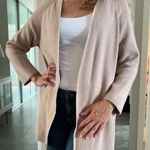 Sommarkofta från Zara - Beige stickad tröja från Zara, stl L, med skärp. 47% viskos, 27% nylon och 26% polyester. Något noppig