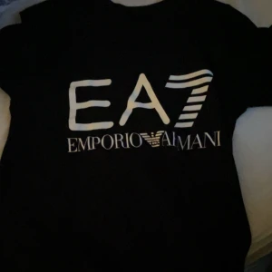 EA7 Emporio Armani t - shirt - Passar S-M  Nyskick oanvänd