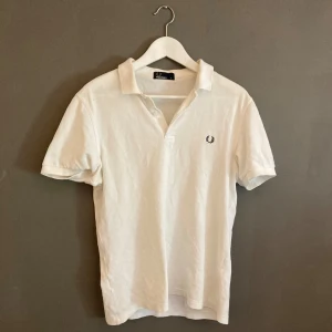 Fredperry pike vit - Fredperry piké vit i storlek M  Ny pris: 950  Mitt pris: 399 Skick: jätte bra skick använt tre gånger eftersom den är lite förstor på mig pga att jag har storlek S i vanliga fall Skriv för mer bilder eller information 