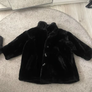 Jacka  - En super snygg pälsjacka med lite kortare armar. Kan va fin mot hösten sen eller kalla kvällar💞 skriv för fler bilder😚