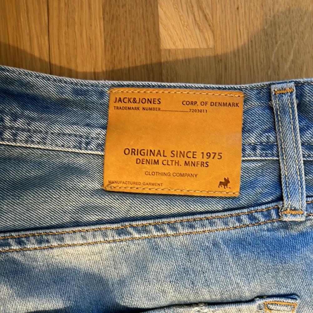 riktigt snygga jack and jones jeans nypris 1200:- Jag säljer för endast 350:- en sådan stjäl. De har falska slitsar på dem och de är W32 och L32. Jeans & Byxor.