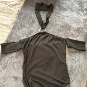 Svart body - Aldrig använt bara testat. Så i bra skick och ganska ny. Tyvärr hittar jag inte storleken då jag fick den av min styvmamma som gillar att ta bort lapparna 😅 men skulle gissa på storlek XS/S. Den är svart. Undrar du något är det bara att höra av dig 💕