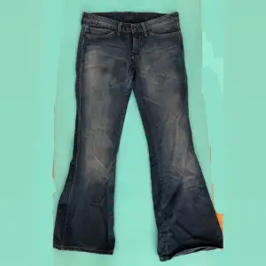 lågmidjade jeans från wrangler 💘 säljer pga de har blivit för små på mig (inga bilder på tyvärr😕) ingen design på fickorna  *OBS har fixat längden hos skräddaren så de är kortare än när jag köpte dem  // midjemått tvärs över 40, innerbenslängd 74 