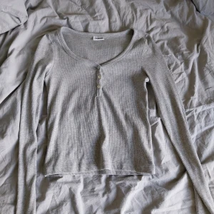 Jätte fin långärmad tröja med knappar💕 - Grå långärmad tröja pår veramoda 💕