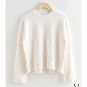 & other stories stickad - Super fin stickad från & other stories, obs lite missfärgad efter tvätt men återgår helt till normala färgen med Vanish tvättmedel🤗 Storlek L men passar M också!