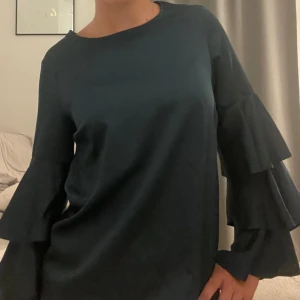 Grön blus med volangarmar  - Grön blus med volangarmar:)