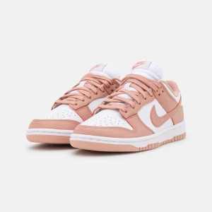 Dunk low  - Jättefina rosa dunk low använda några gånger som nya💕