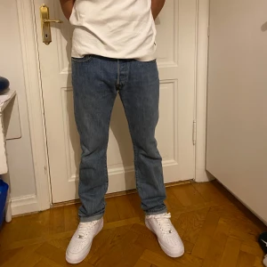 501 Levis jeans - Levis 501 jeans i bra skick. Storlek 32/32. Modell är cirka 180. Frakt ingår ej.