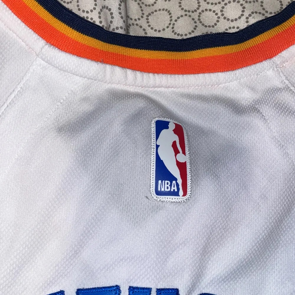 En basket tröja från Oklahoma city thunder med namnet Carmelo Anthony.  Inte använd nästan nysckik/ ny pris(800) säljer för 370kr. . Sport & träning.