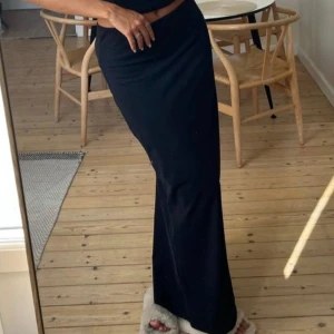 Långkjol med slit - Långkjol från Nelly med slit i storlek S, säljer då den inte riktigt passade mig 💕