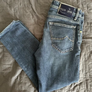 Jacob Cohen 622 Jeans - Tja! Säljer nu dessa Jacob Cohen 622 Jeans i storlek 31. Säljer på grund av att de var för småa på mig. Jeansen är i nyskick, 10/10! Skulle säga att de passar någon som är kring 175 lång. Nypris ligger på 5500, mitt pris 1199. Pm vid frågor o bilder