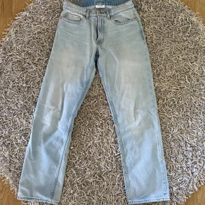 Loose straight jeans - Inköpta på carlings Storlek xs Nypris 699kr Använda 4 gånger så dem är i nyskick Mitt pris: 200kr