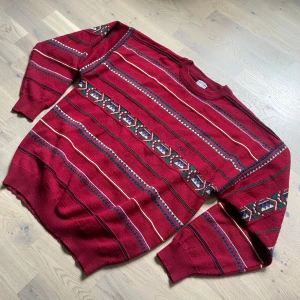 Vintage Tjocktröja - Vintage tjocktröja med boxy oversize fit, finns en färgfläck på armen. 