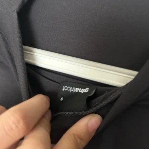 Ginatricot tröja - Använd 1 gång endast, super fin tröja med blankt material så man får fin form i denna. 