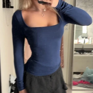 Topp - Jätte fin topp, nyskick så inga skador eller liknande. Stretchigt matrial som formas efter kroppen
