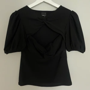 Festtopp  - Svart festtopp från Gina!! Använd 1 gång💞Knut framtill