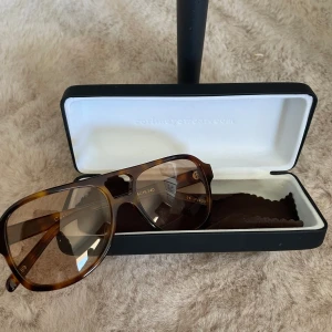 Corlin Solglasögon - Originalfodral och putsduk medföljer 🤎