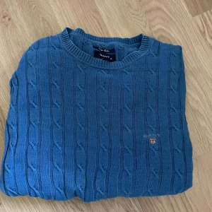 Stickad GANT tröja - Fint skick. Storlek M men passar även L. Säljer på grund av att den tyvärr är lite för stor för mig.