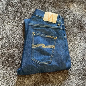 Nudie jeans - Hej säljer mina snygga blåa nudie jeans i storleken 30/28 dom är använda ett fåtal gånger . Dom sitter rätt lose  Pris 850:- men inte hugget i sten. Bara skriv om ni har några frågor 