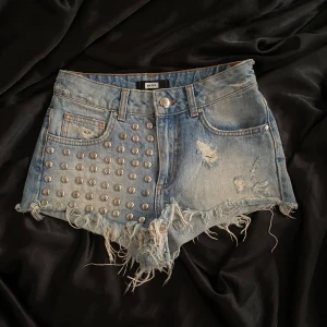 Jeans shorts med nitar - Jeans shorts från bikbok🫶🏻 (tredje bilden är lånad) 