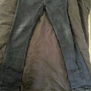 Nudie byxor  - Storlek W34 L34, skick 7/10 har blivit lagade där bak men syns nästan inte när man har på sig byxorna, Passar bra till Grich men absolut andra stilar också.