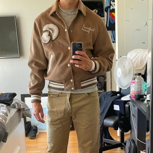 College jacka  - Brun college tröja. Brukade använda den som jacka. Den är relativt använd 50 gånger Max. Köpt på zara i Spanien förra året.  Pris kan diskuteras 