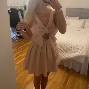 Klänning - Fin klänning i bra skick. Står strl 10 men är ungefär som s