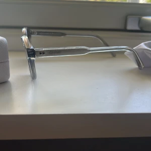 Chimis - Hej säljer ett par grå chimis i modellen 03  Dem är i ett otroligt fint skick med inga repor perfekta nu till sommaren Köpte för ett år sen för runt 1200 Pris kan disskuteras lådorna ingår Tveka inte med att höra av er