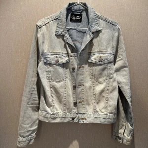 Jeansjacka - Snygg jeansjacka i ljus tvättad denim. Använd men i fint skick. Passar perfekt till sommarens festivaler mm och matcha med somrig klänning och boots så har du perfekta outfiten. Känns liten och passar nog även om man har storlek S.