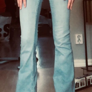 Blå jeans - Jätte fina ljus blåa jeans. Älskar dem men har aldeles för många Kontakta Järna vid frågor☺️☺️💗💗💗