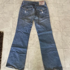 True religion jeans  - Säljer då jag inte använder dem nån mer, midja 41 cm ytterbenslängd 108 cm, kom privat för tydligare bilder osv 😨 jag går inte lägre än 400