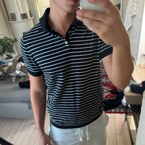 Massimo Dutti piké  - Perfekt stickad piké från Massimo Dutti. Säljer då den tyvärr är för liten. Storlek M men liten i storlek. Är i nyskick. Skriv om ni undrar något👍