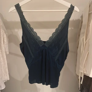 grön spets topp - säljer då den inte kommer till användning längre! använd gärna ”köp nu”