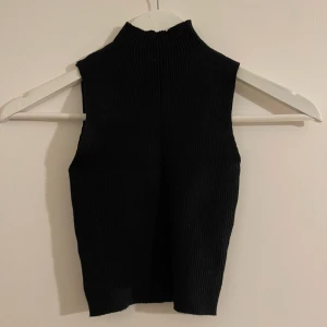 Polotröja  - Ribbad polotröja utan armar från shein. Sitter bra, kliar inte. Finns även i färgen vit. Frakt ingår med 29kr. 