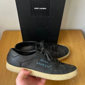 Saint laurent  - Tja!, vi säker nu dessa snygga saint laurent skor i storlek 43! Skick 7/10 box och dustbag medföljer! (Skriv innan ni följer!)