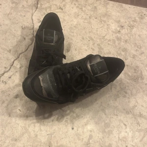 Valentino Rockrunners - Säljer dessa feta svarta rockrunners! | skick 7/10 |  inköpt för 3000 säljer nu för 1499kr! Små skador som man ser i bilderna. Priset kan diskuteras, Box och kvitto ingår inte.