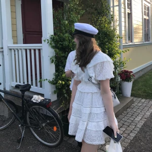 Vit klänning  - Skriv innan ni trycker på köp! Säljer min fina studentklänning, men som även passar till andra tillfällen💕